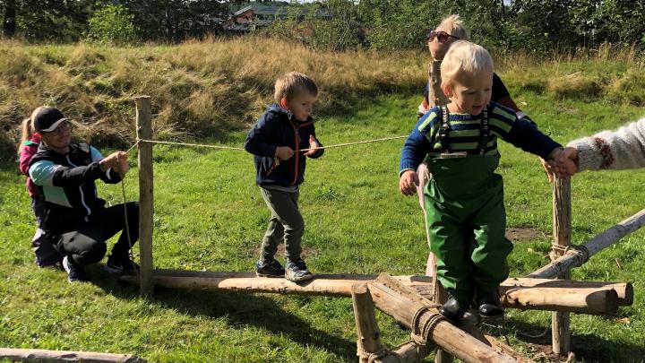 Små spejdere prøver forhindringsbane