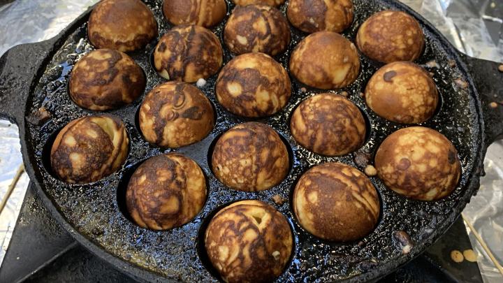 Bagning af æbleskiver 